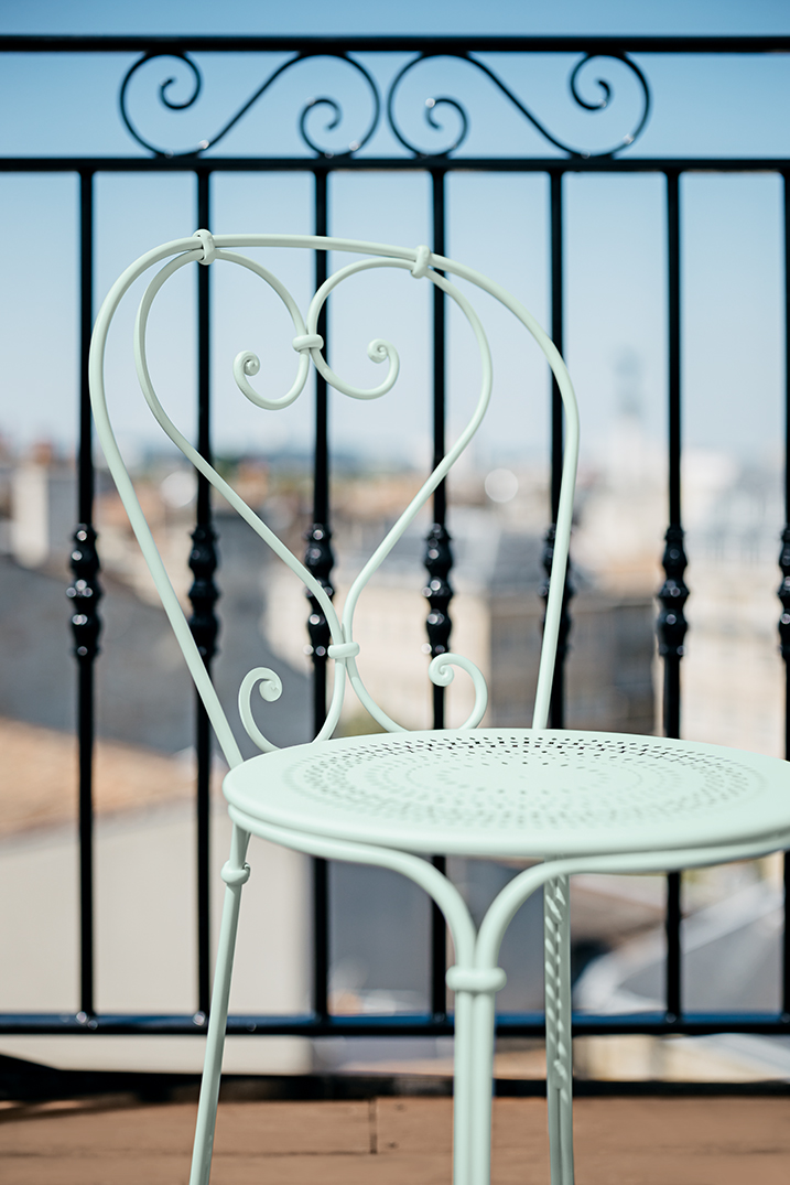 chaise metal, chaise fermob, chaise terrasse, terrasse restaurant, mobilier metal